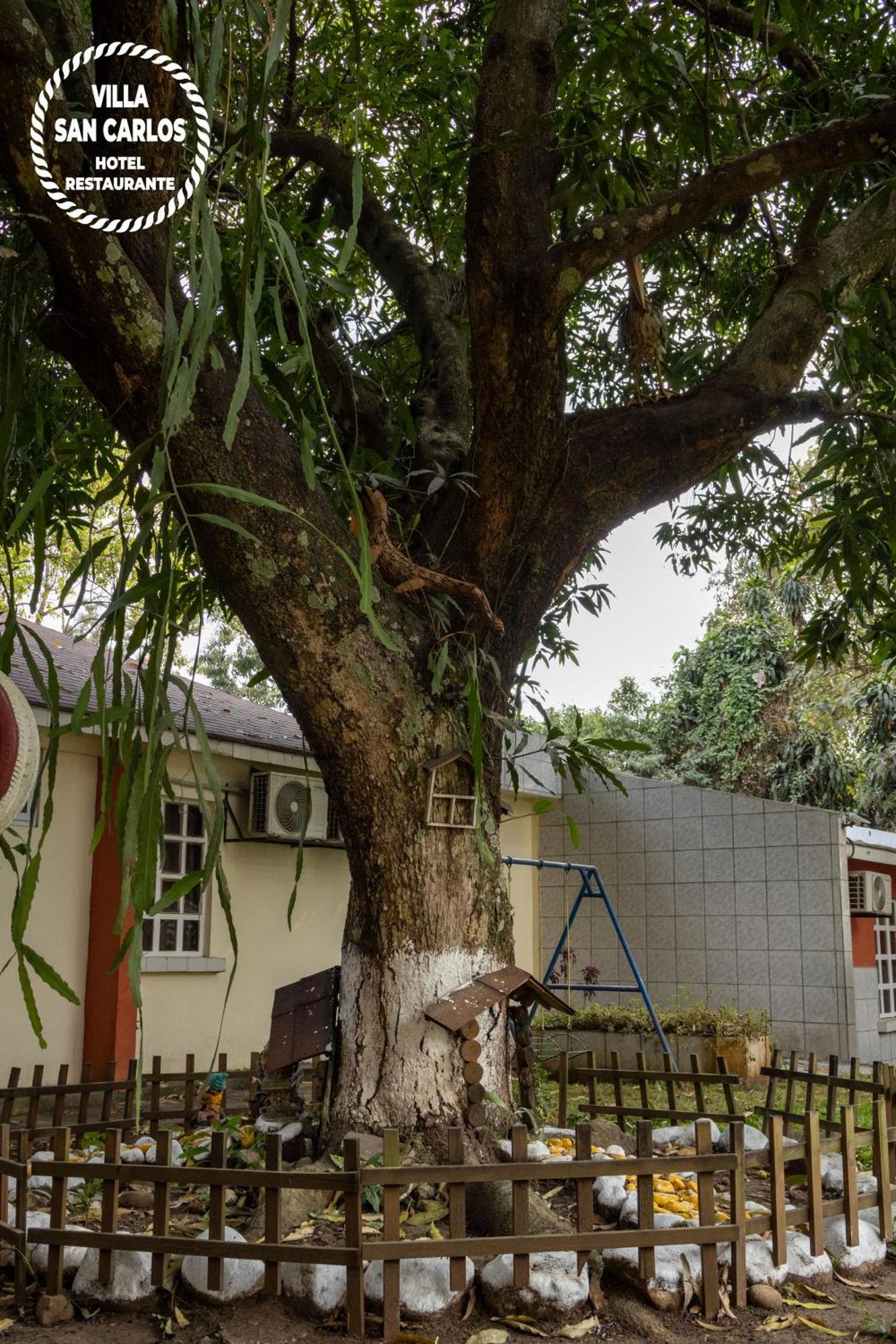 Villa San Carlos Retalhuleu Bagian luar foto