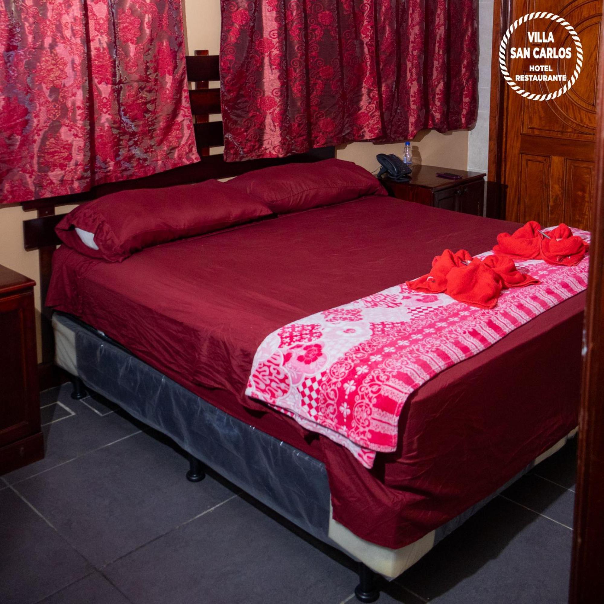 Villa San Carlos Retalhuleu Bagian luar foto