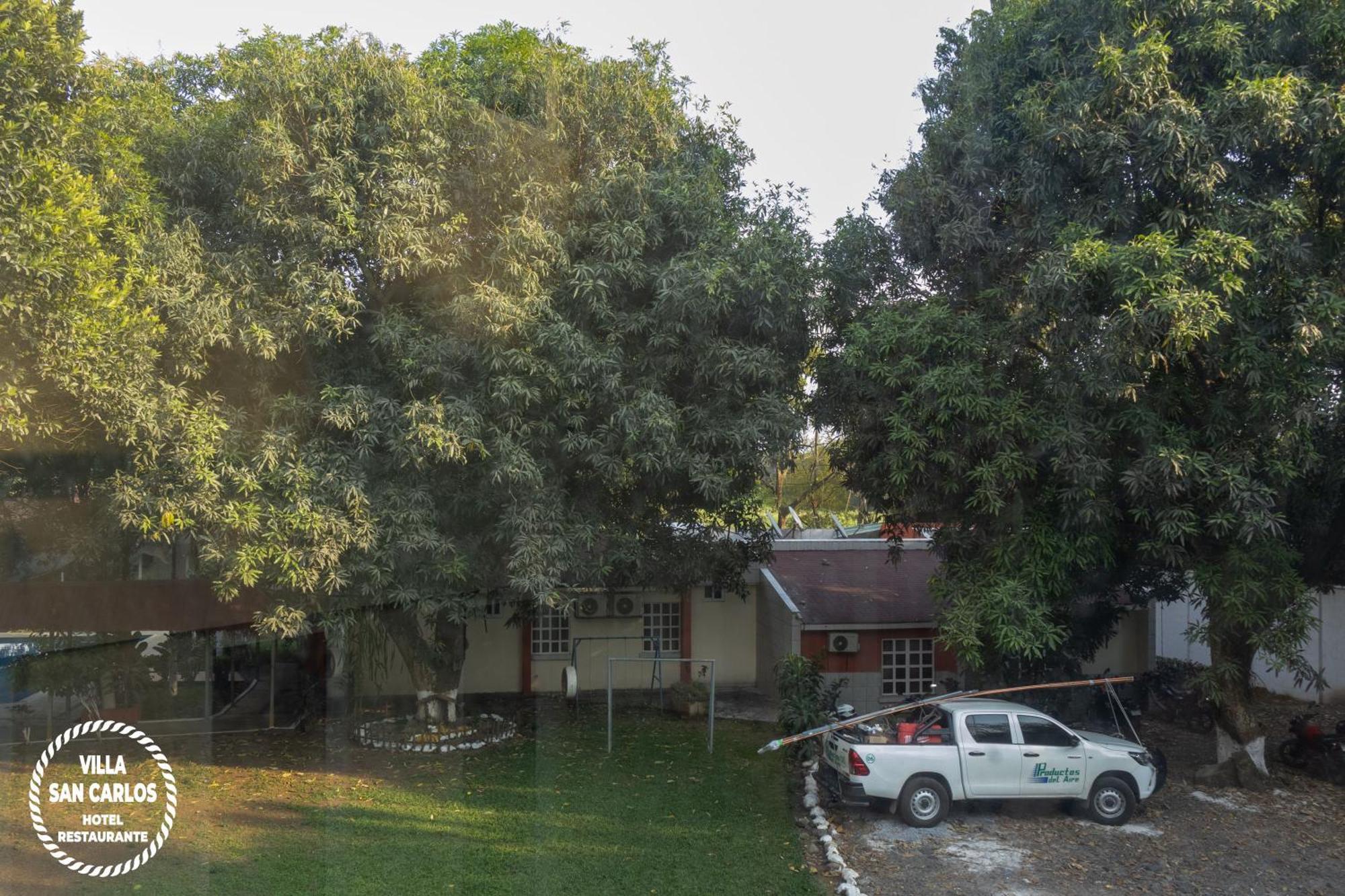 Villa San Carlos Retalhuleu Bagian luar foto
